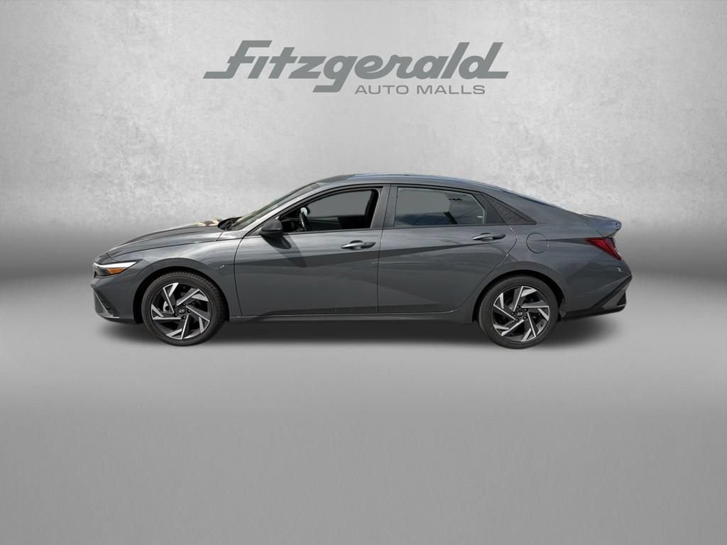 Used 2025 Hyundai Elantra SEL FWD image 3