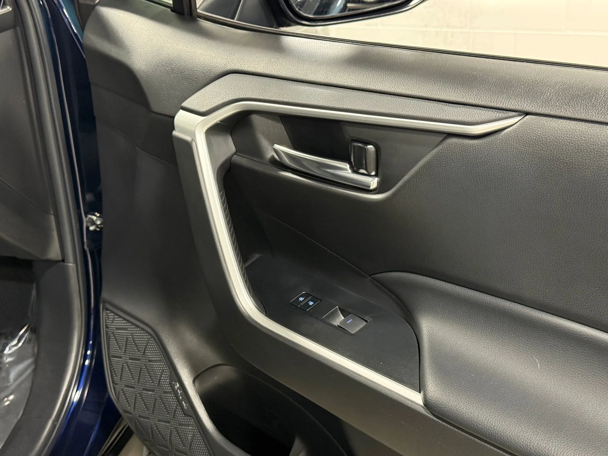 Used 2022 Toyota RAV4 XLE w/ Convenience Package image 43