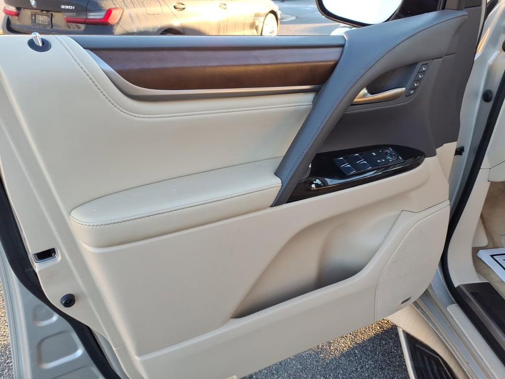 Used 2016 Lexus LX 570 4WD image 11