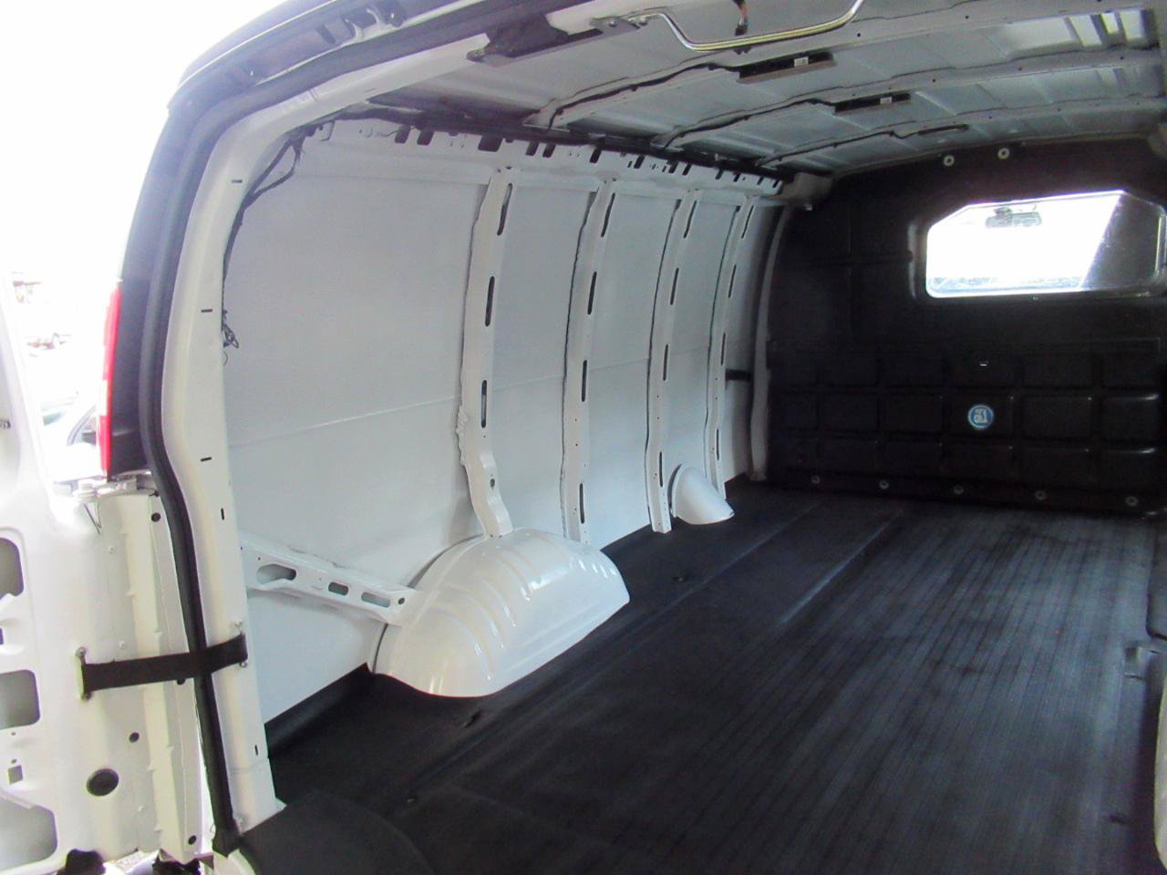 Used 2017 Chevrolet Express 2500 RWD image 17