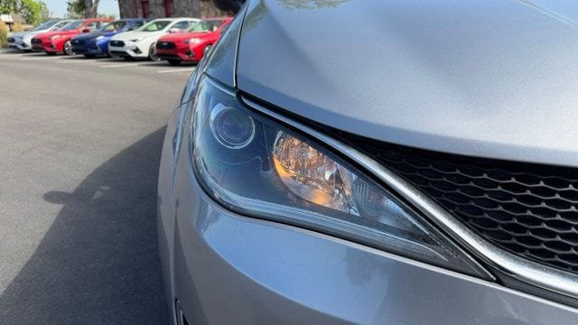 Used 2017 Chrysler Pacifica Touring Plus w/ Tire & Wheel Group FWD image 9