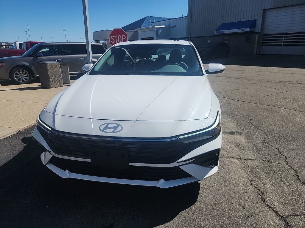 Used 2025 Hyundai Elantra SEL image 3