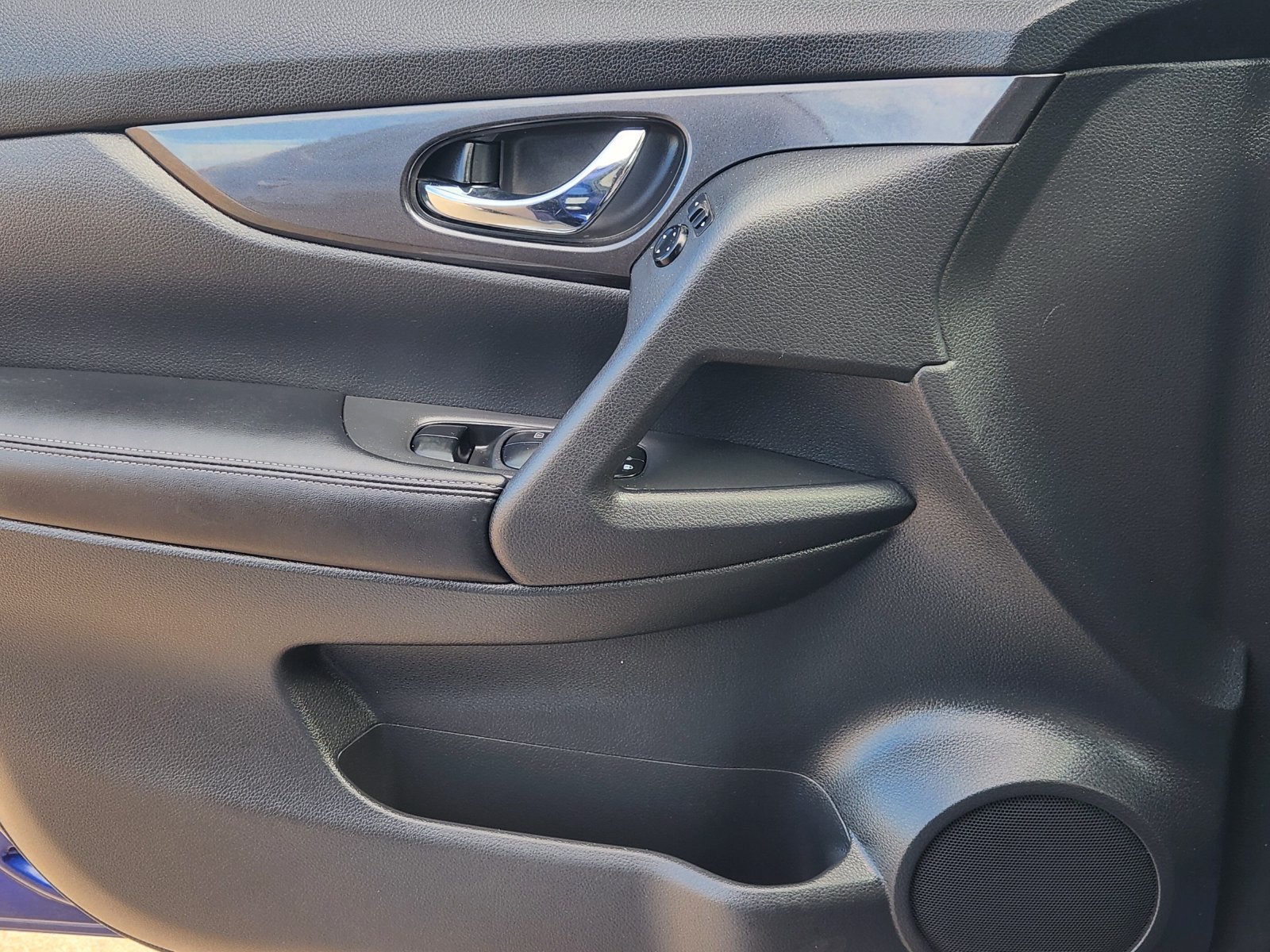 Used 2018 Nissan Rogue SV FWD image 26