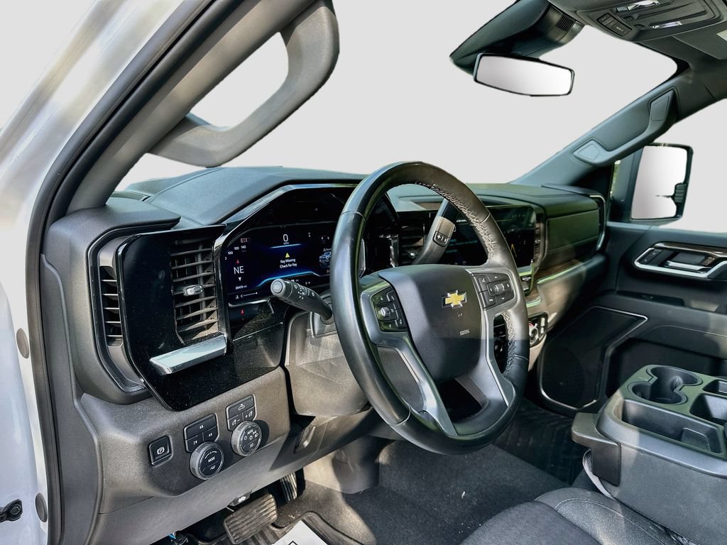 Used 2025 Chevrolet Silverado 2500 LT w/ Convenience Package AWD/4WD image 9