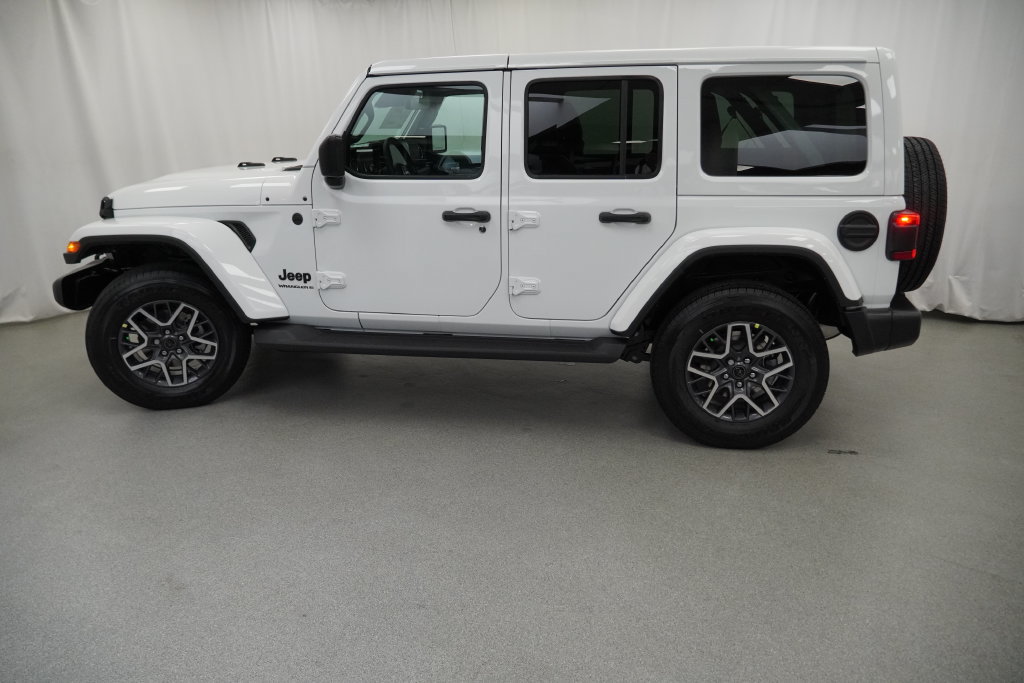 New 2026 Jeep Wrangler Unlimited Sahara AWD/4WD image 14