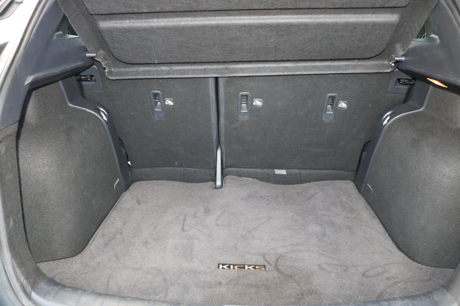 Used 2019 Nissan Kicks SV image 11