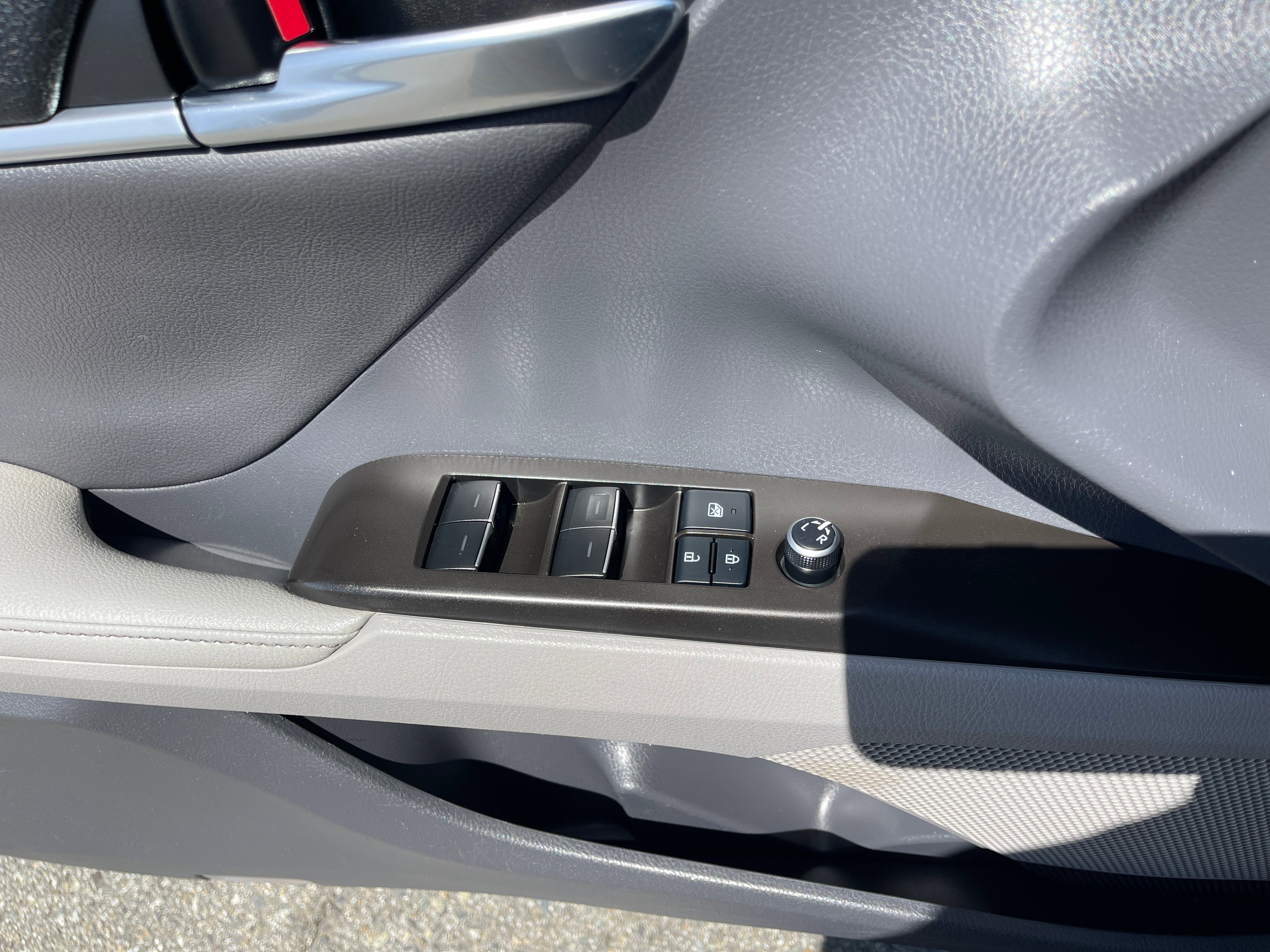 Used 2022 Toyota Camry XSE FWD image 9