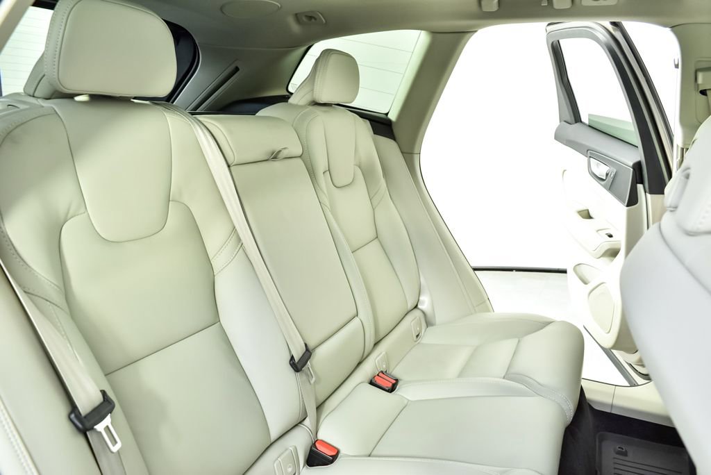 Certified 2023 Volvo XC60 B5 Ultimate w/ Protection Package Premier image 24