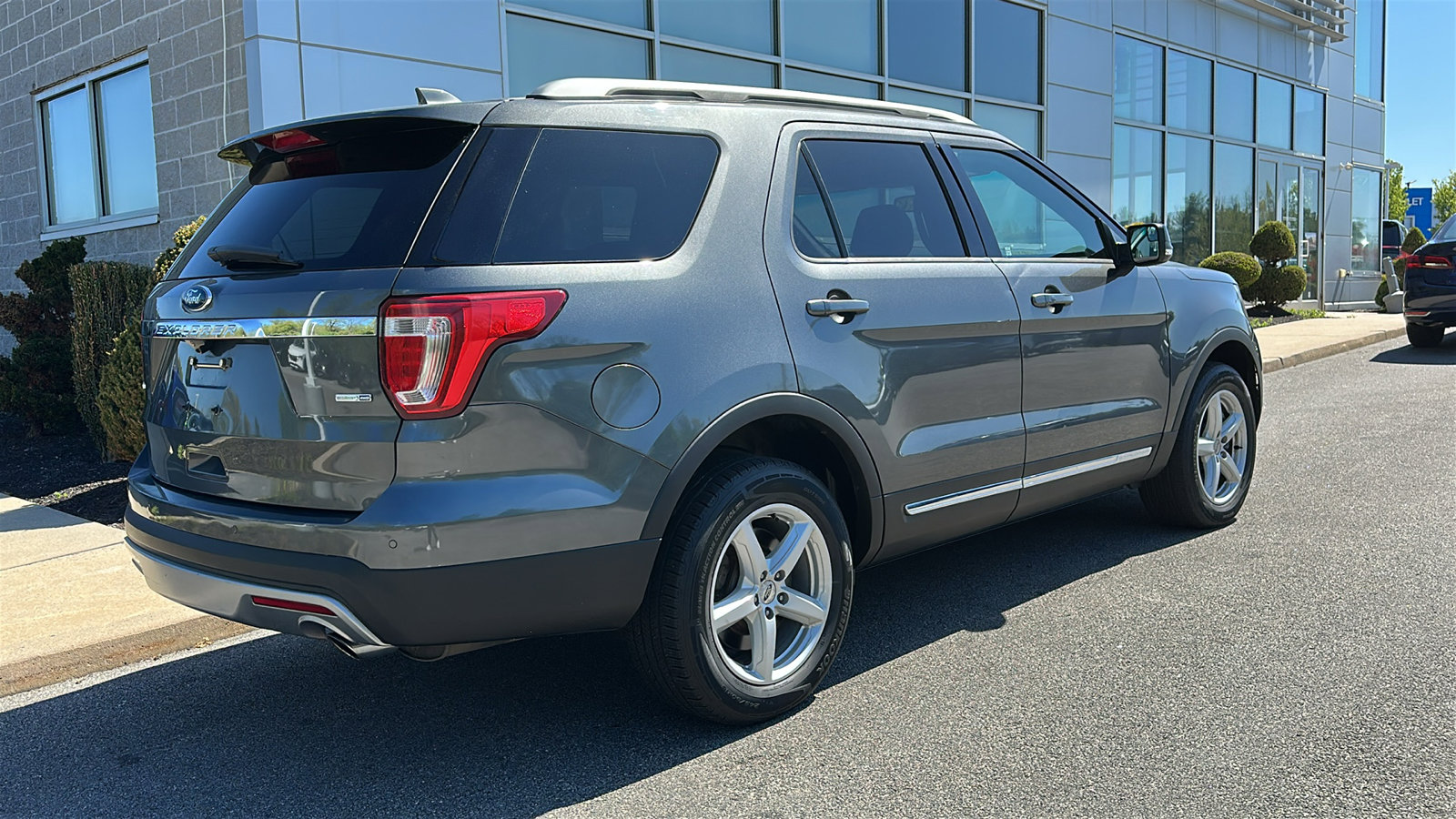 Used 2016 Ford Explorer XLT w/ Equipment Group 202A AWD/4WD image 8