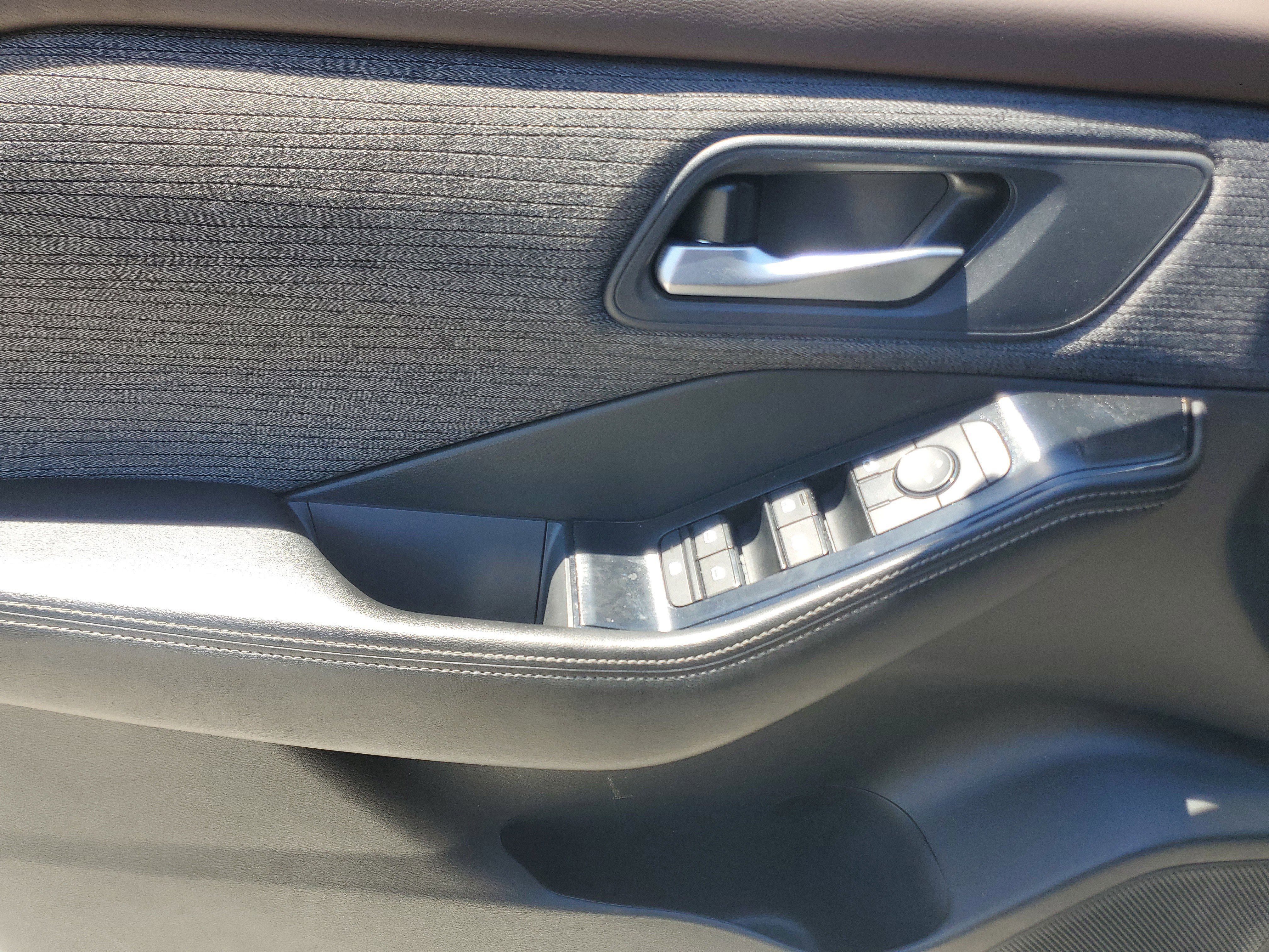 Used 2023 Nissan Rogue SV FWD image 16