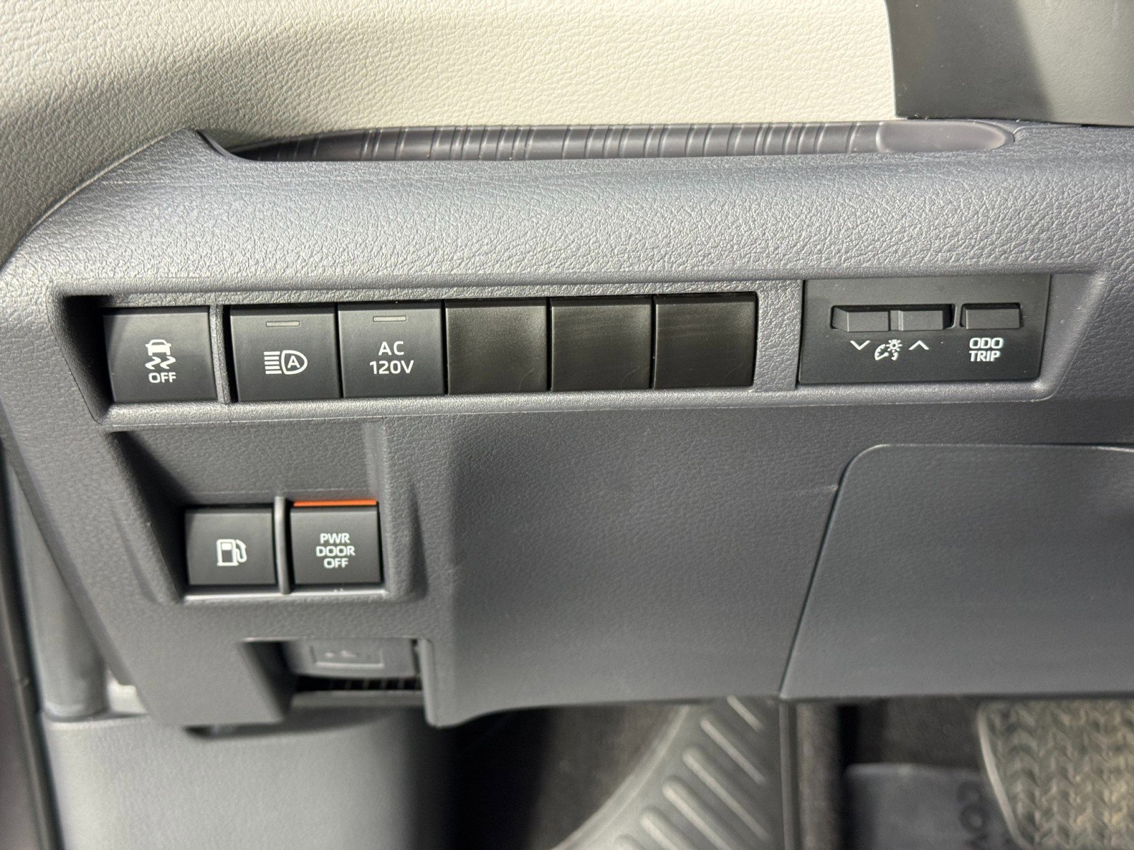 Used 2024 Toyota Sienna Limited image 19