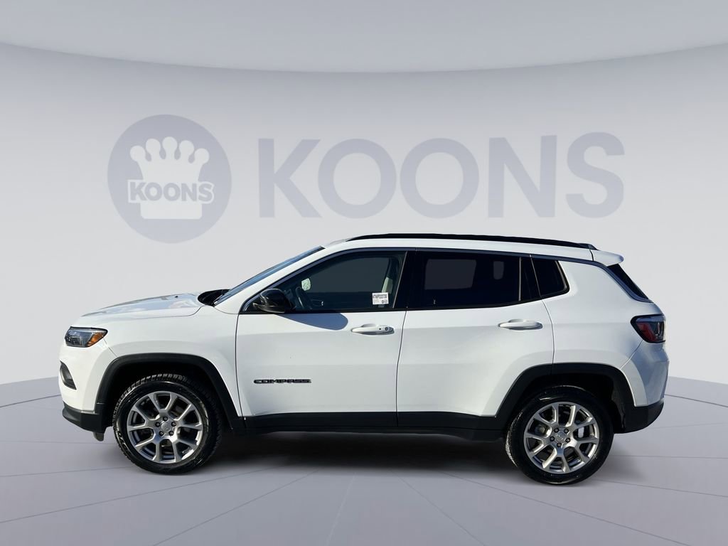 Used 2022 Jeep Compass Latitude image 2