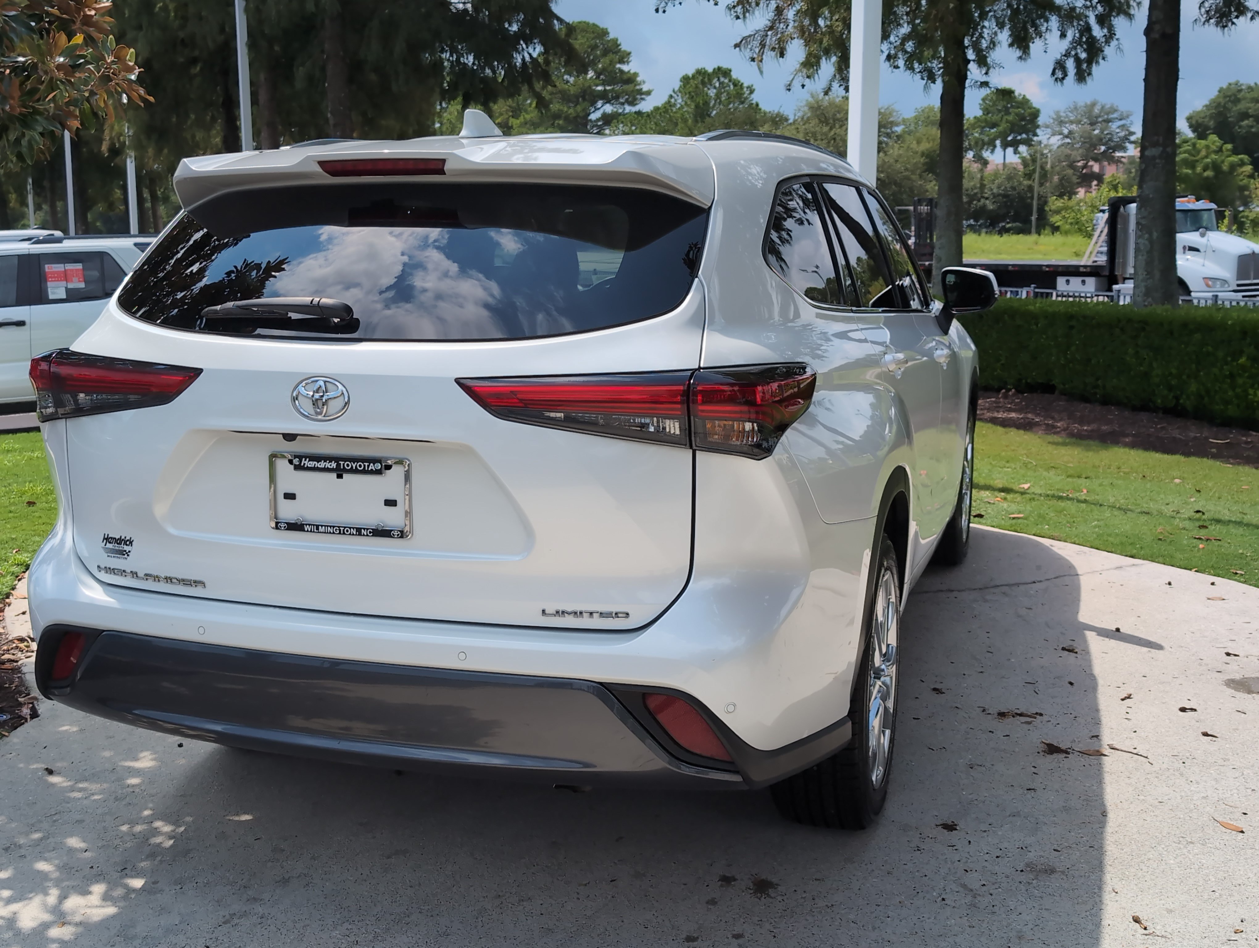 Used 2023 Toyota Highlander Limited FWD image 10