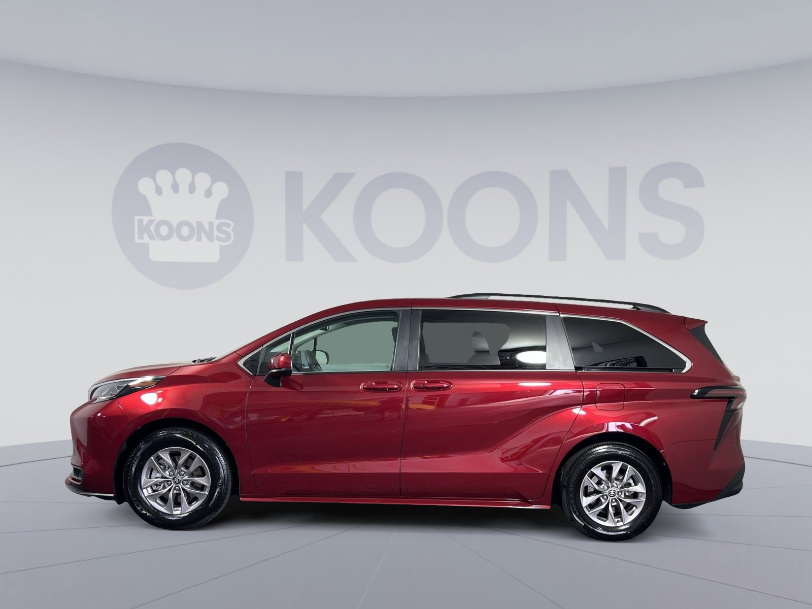 Used 2025 Toyota Sienna LE w/ LE Plus Package image 2