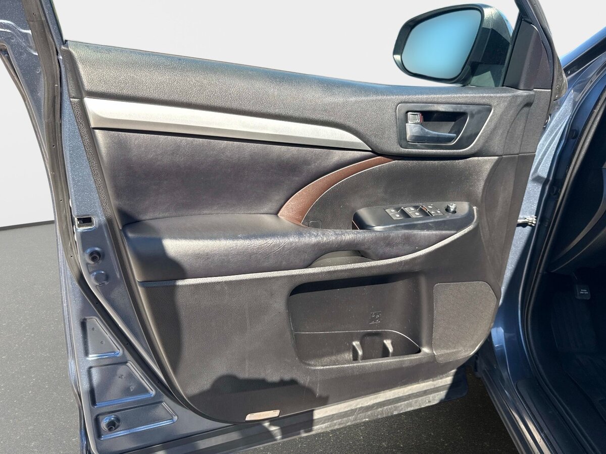 Used 2019 Toyota Highlander XLE FWD image 16