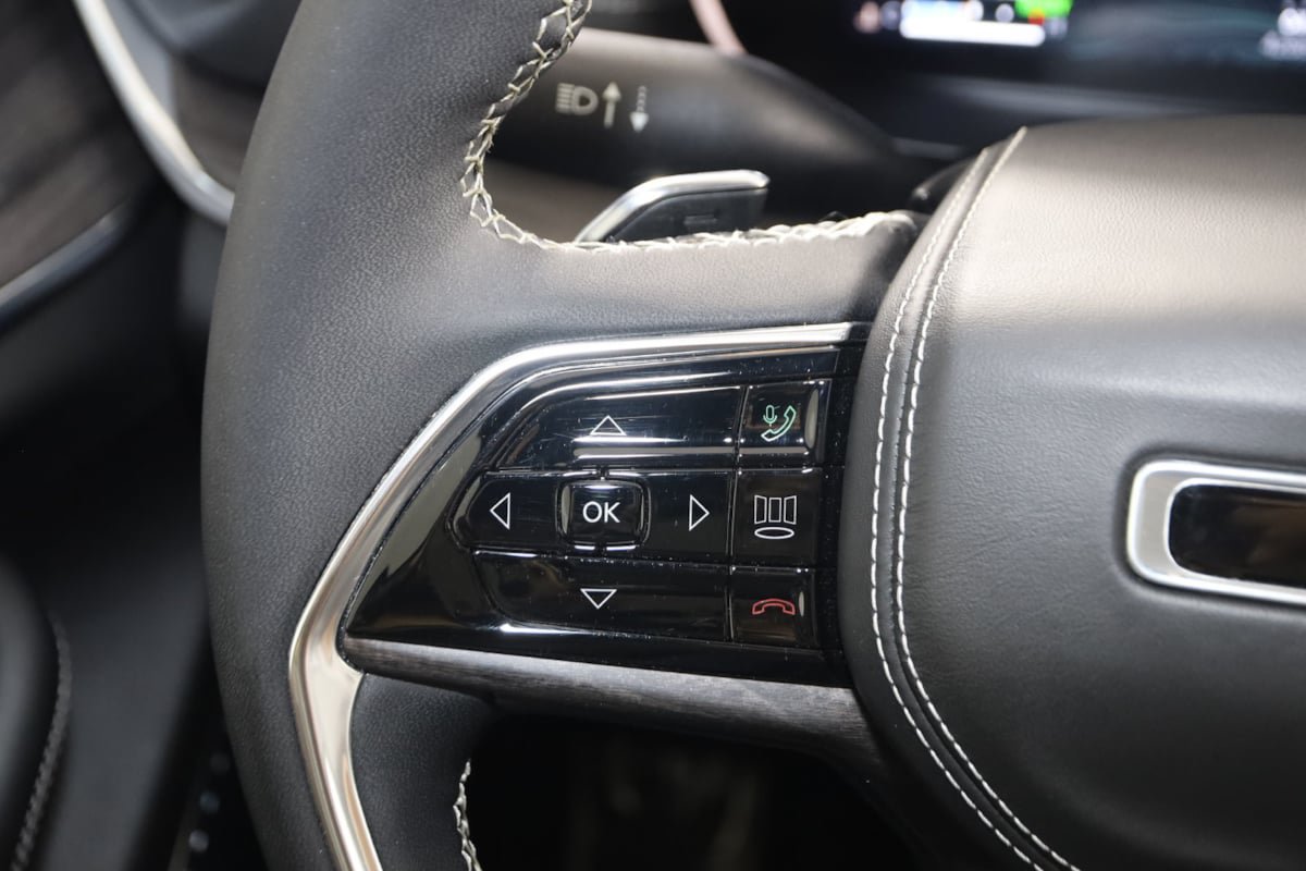 Used 2023 Jeep Grand Cherokee Overland w/ Luxury Tech Group IV AWD/4WD image 32