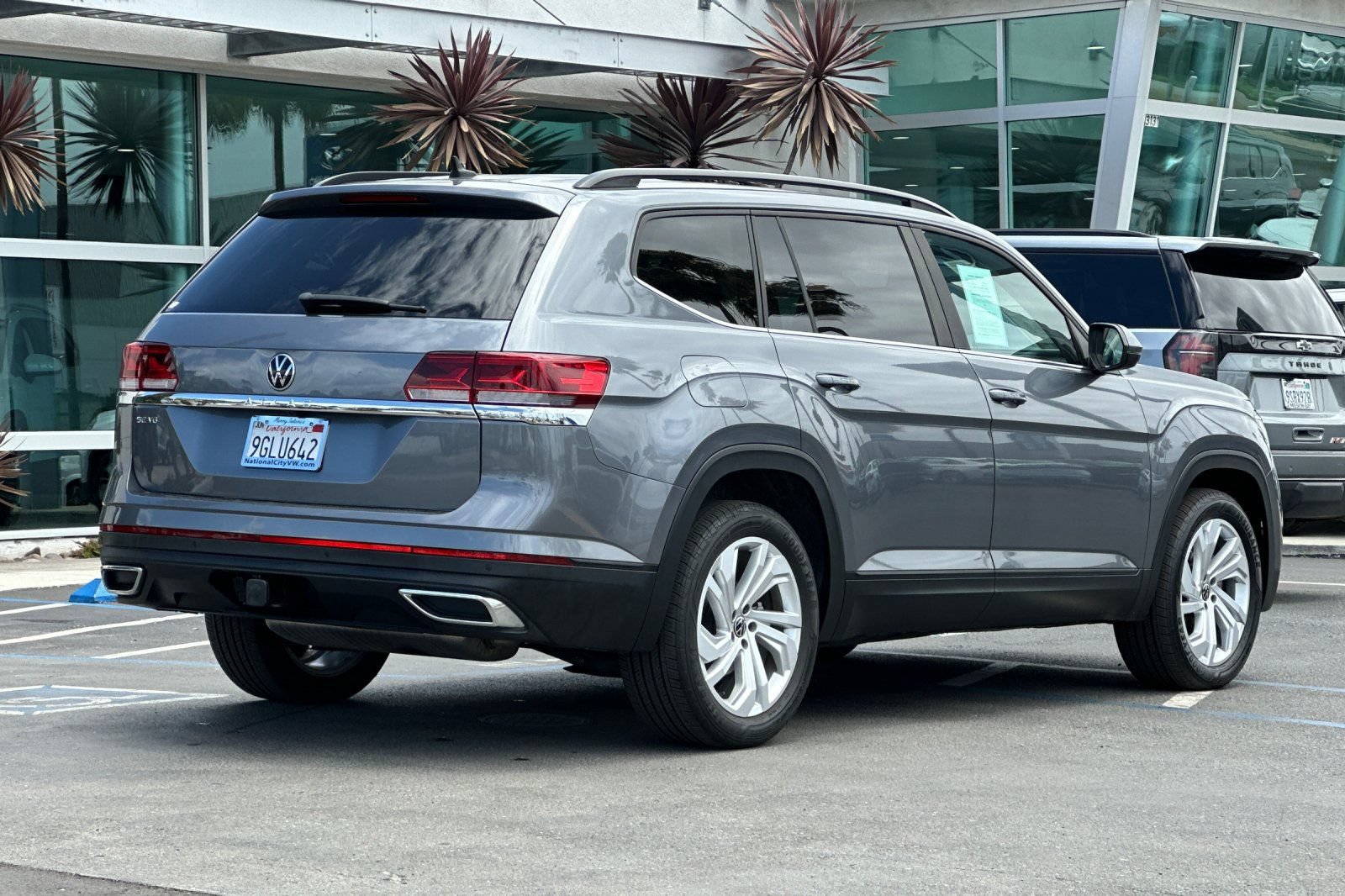 Used 2023 Volkswagen Atlas SE w/ Panoramic Sunroof Package FWD image 4