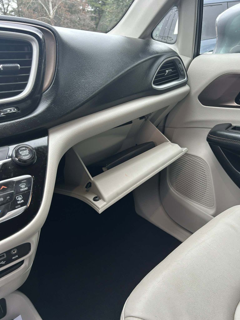 Used 2017 Chrysler Pacifica Touring-L w/ Tire & Wheel Group image 24