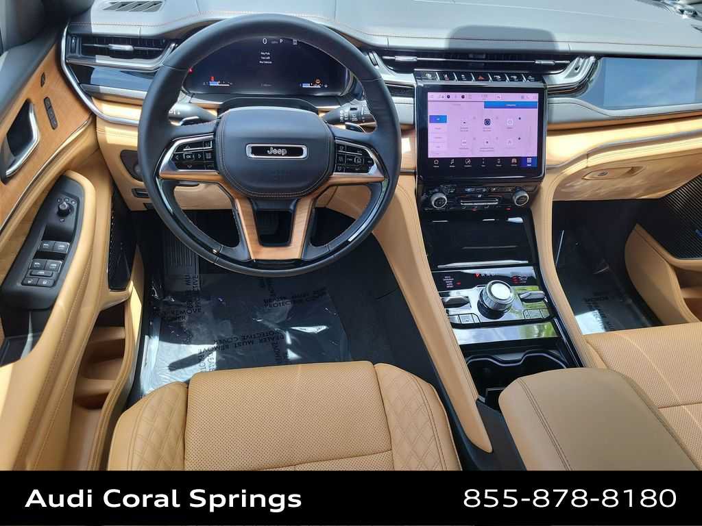 Used 2025 Jeep Grand Cherokee Summit AWD/4WD image 10