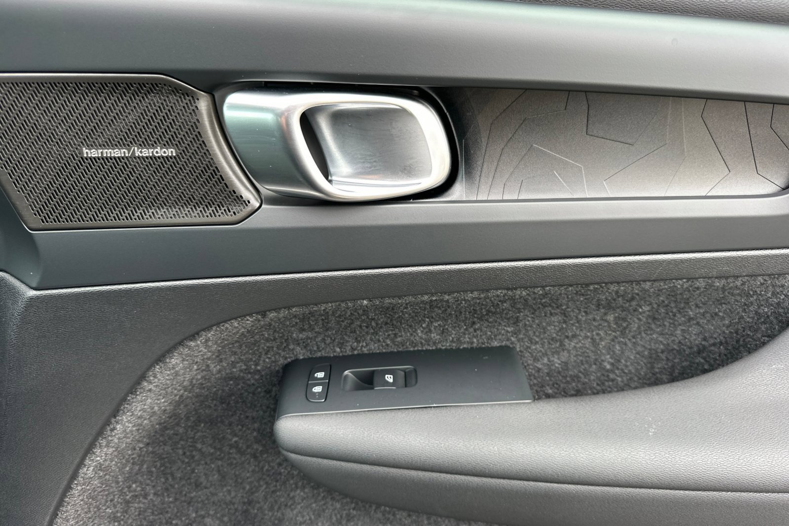 Used 2023 Volvo XC40 Recharge Ultimate image 19