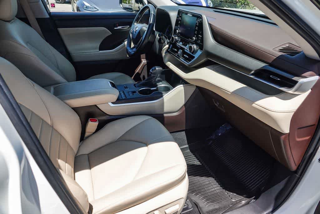 Used 2022 Toyota Highlander XLE FWD image 15