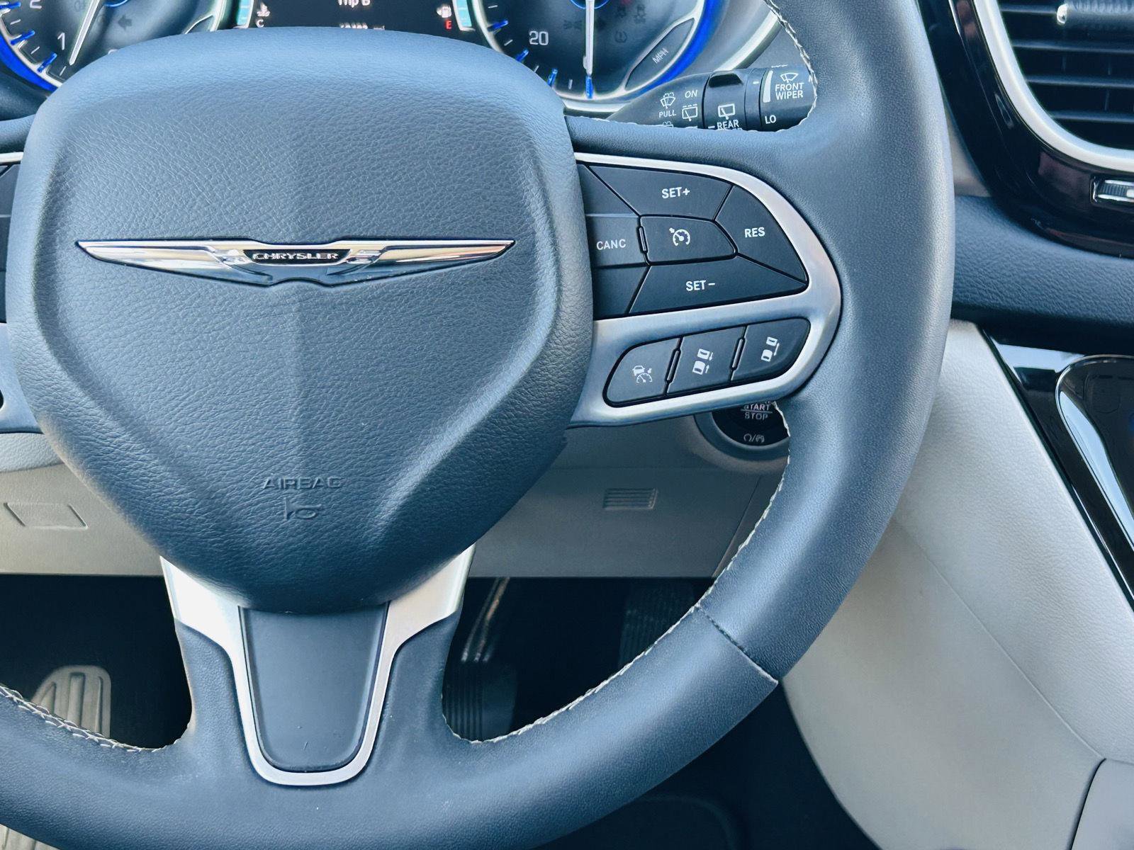 Used 2022 Chrysler Pacifica Touring-L FWD image 17