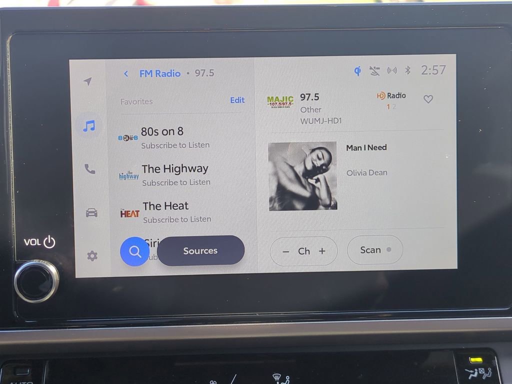 Used 2025 Toyota Camry SE image 19