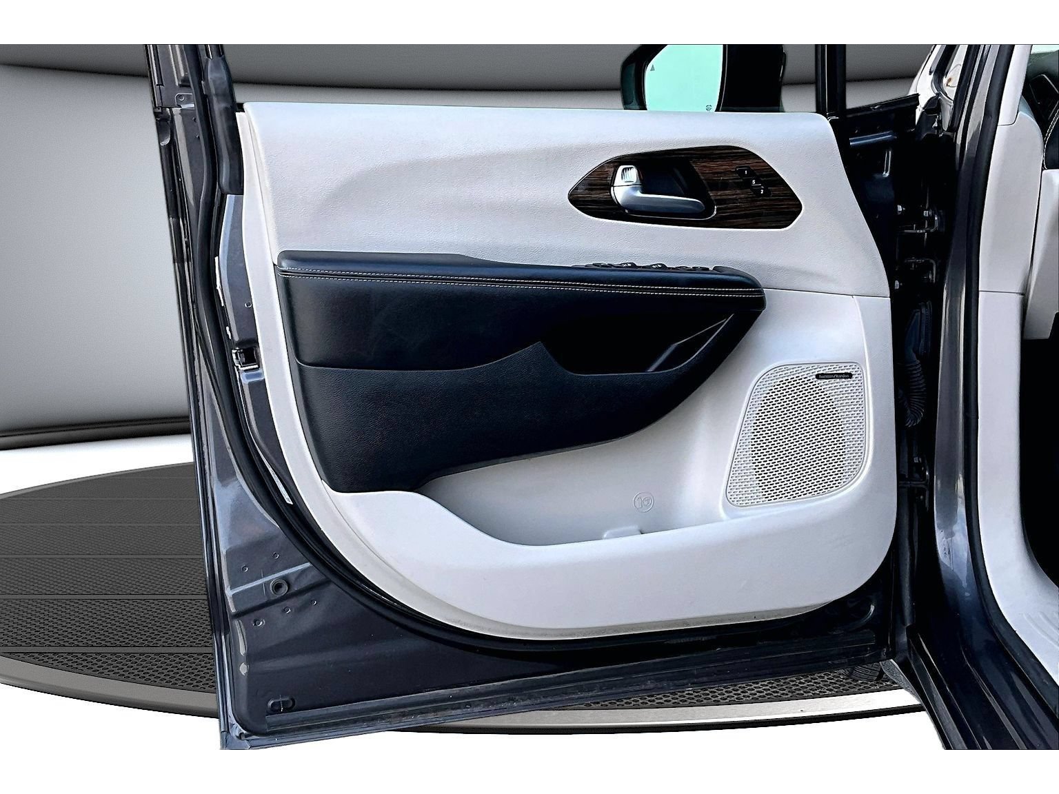 Used 2022 Chrysler Pacifica Limited FWD image 32