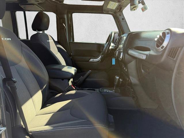 Used 2015 Jeep Wrangler Unlimited Rubicon w/ Connectivity Group AWD/4WD image 15
