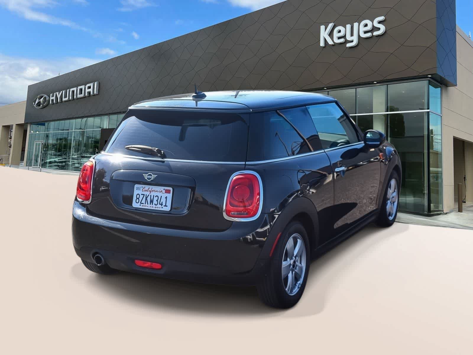 Used 2019 MINI Cooper 2-Door Hardtop w/ Signature Upholstery Package FWD image 4