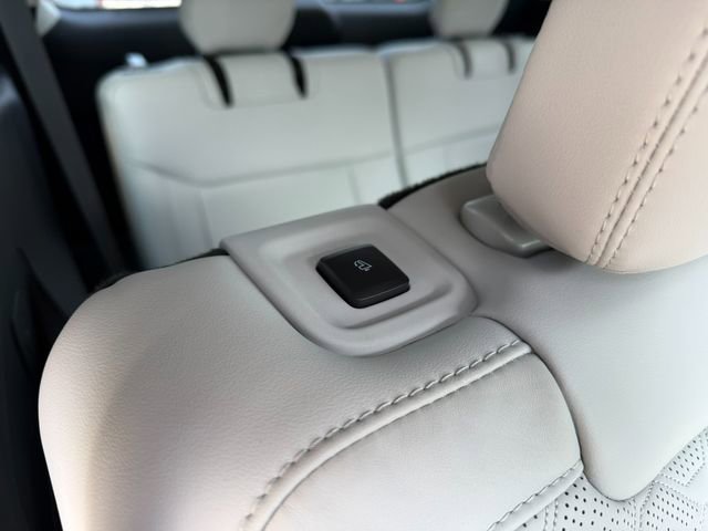 Used 2025 Ford Explorer Platinum w/ Ultimate Package image 14