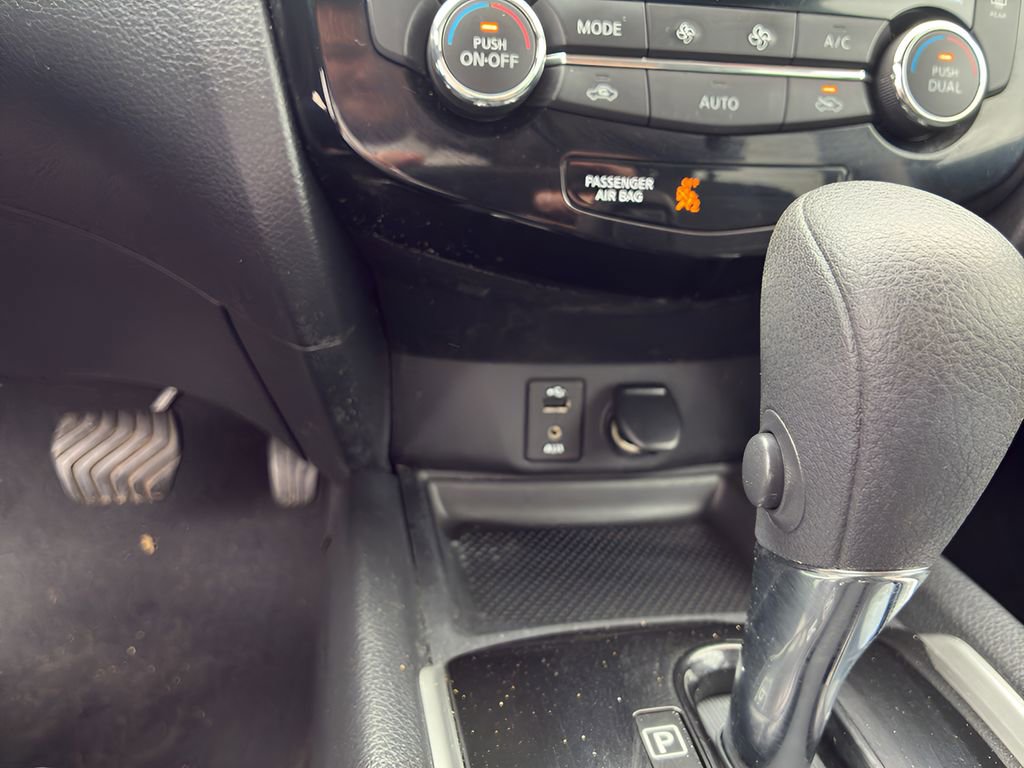 Used 2016 Nissan Rogue SV image 16