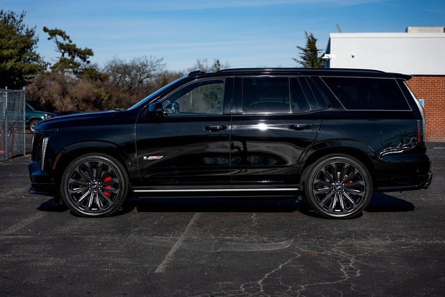 Used 2025 Cadillac Escalade V image 2