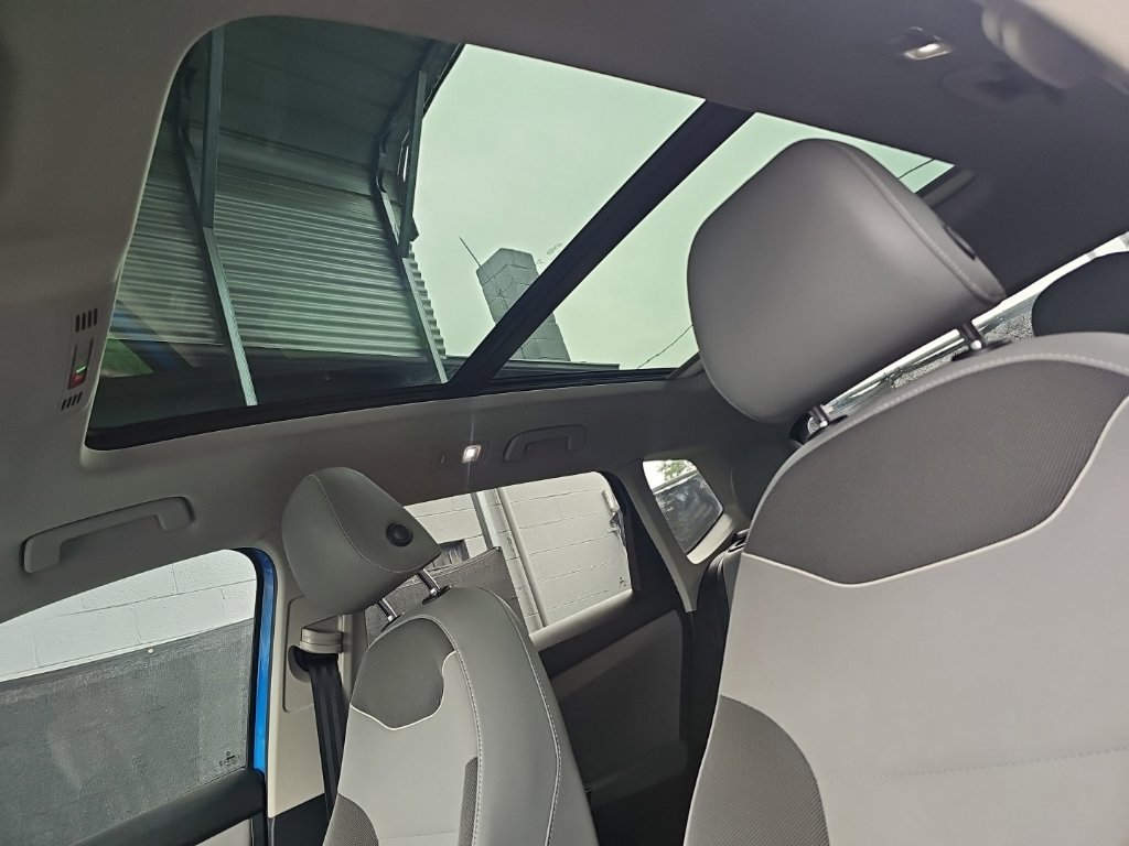 Used 2023 Volkswagen Taos SE w/ Panoramic Sunroof Package FWD image 32
