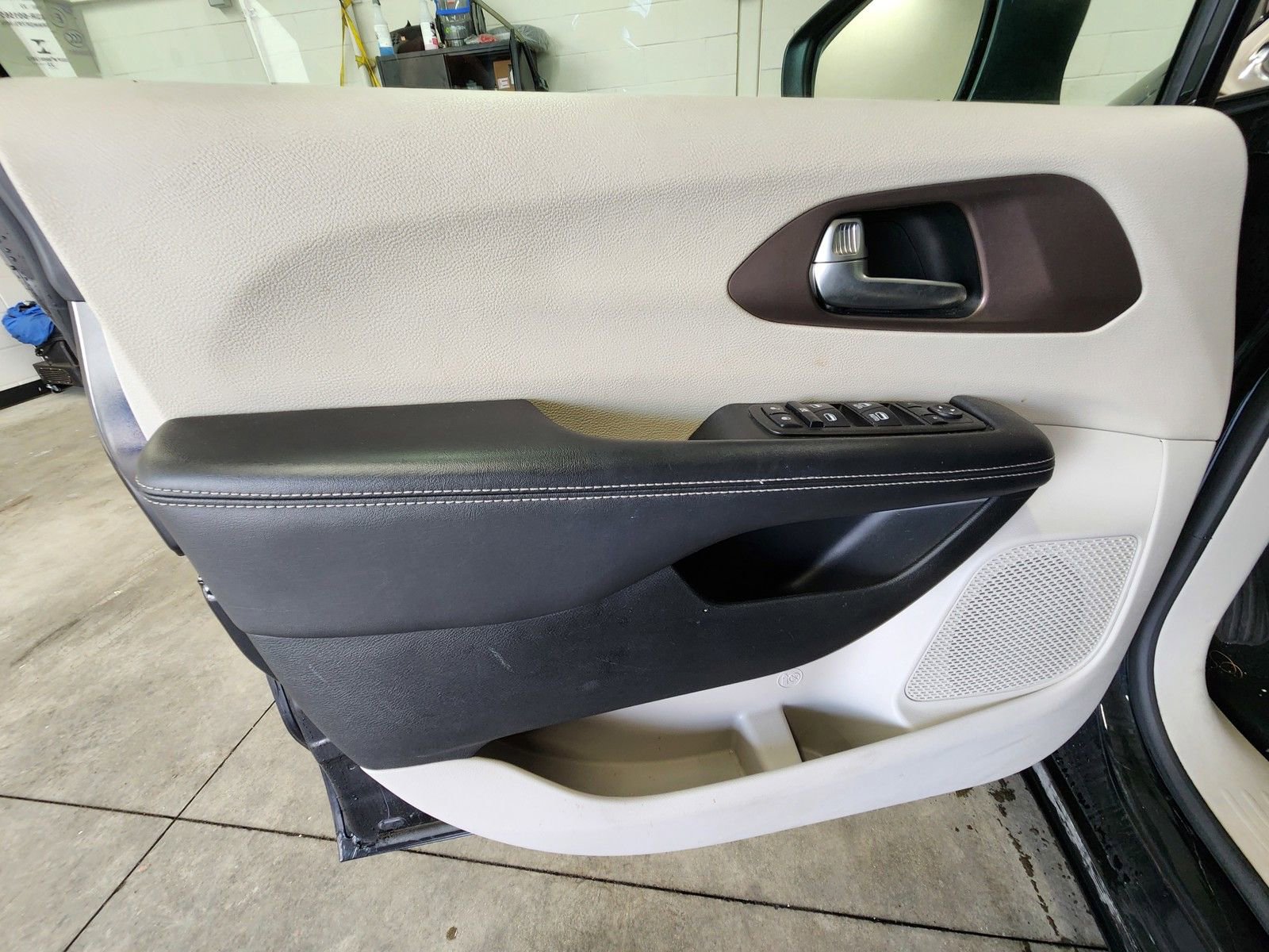 Used 2023 Chrysler Voyager LX FWD image 16