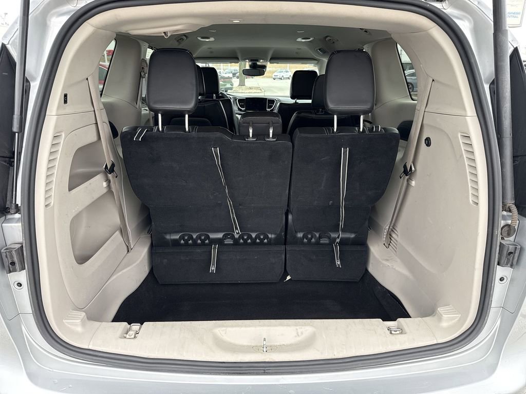 Used 2023 Chrysler Pacifica Touring-L image 20