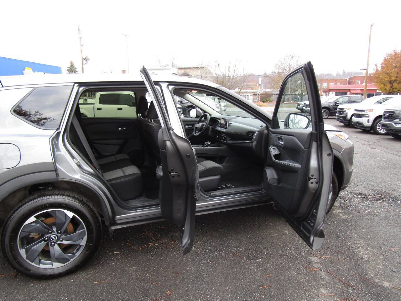 Used 2025 Nissan Rogue SV image 29