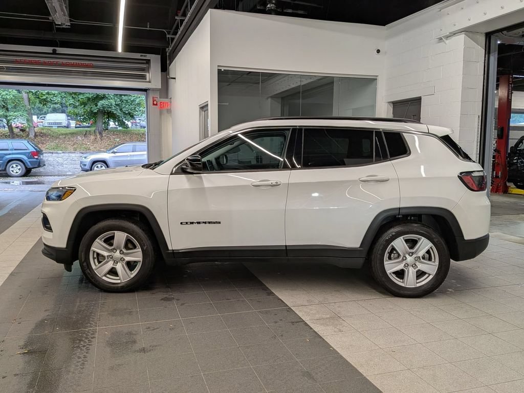 Used 2022 Jeep Compass Latitude w/ Sun and Sound Group FWD image 8