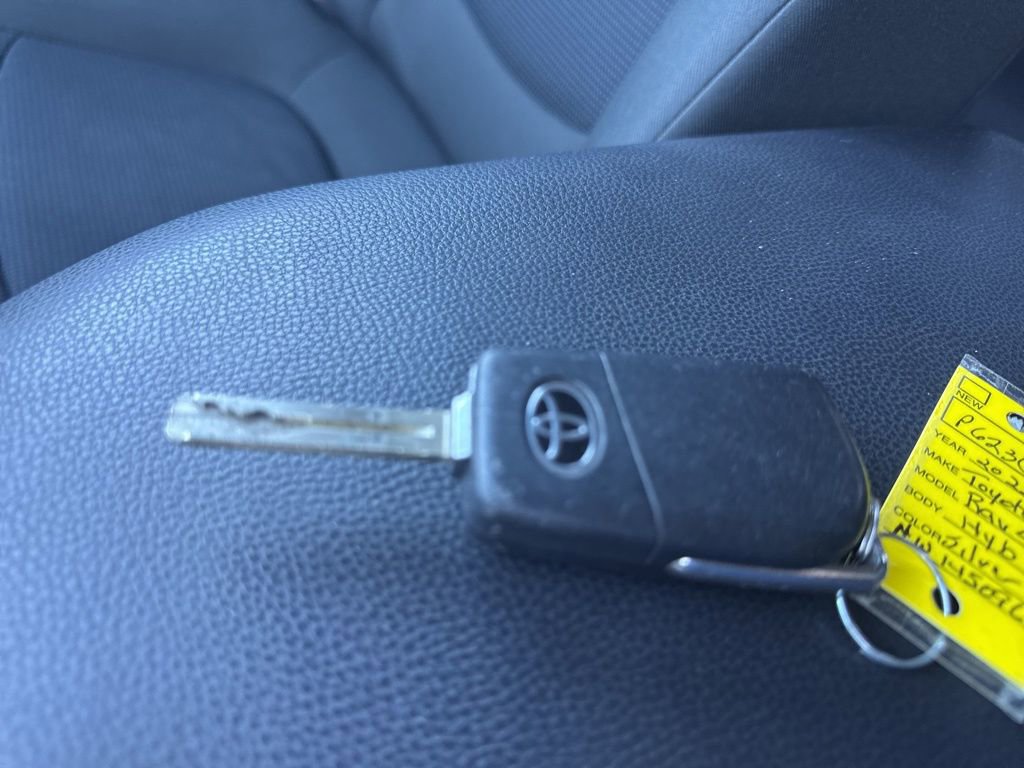 Used 2022 Toyota RAV4 LE image 31