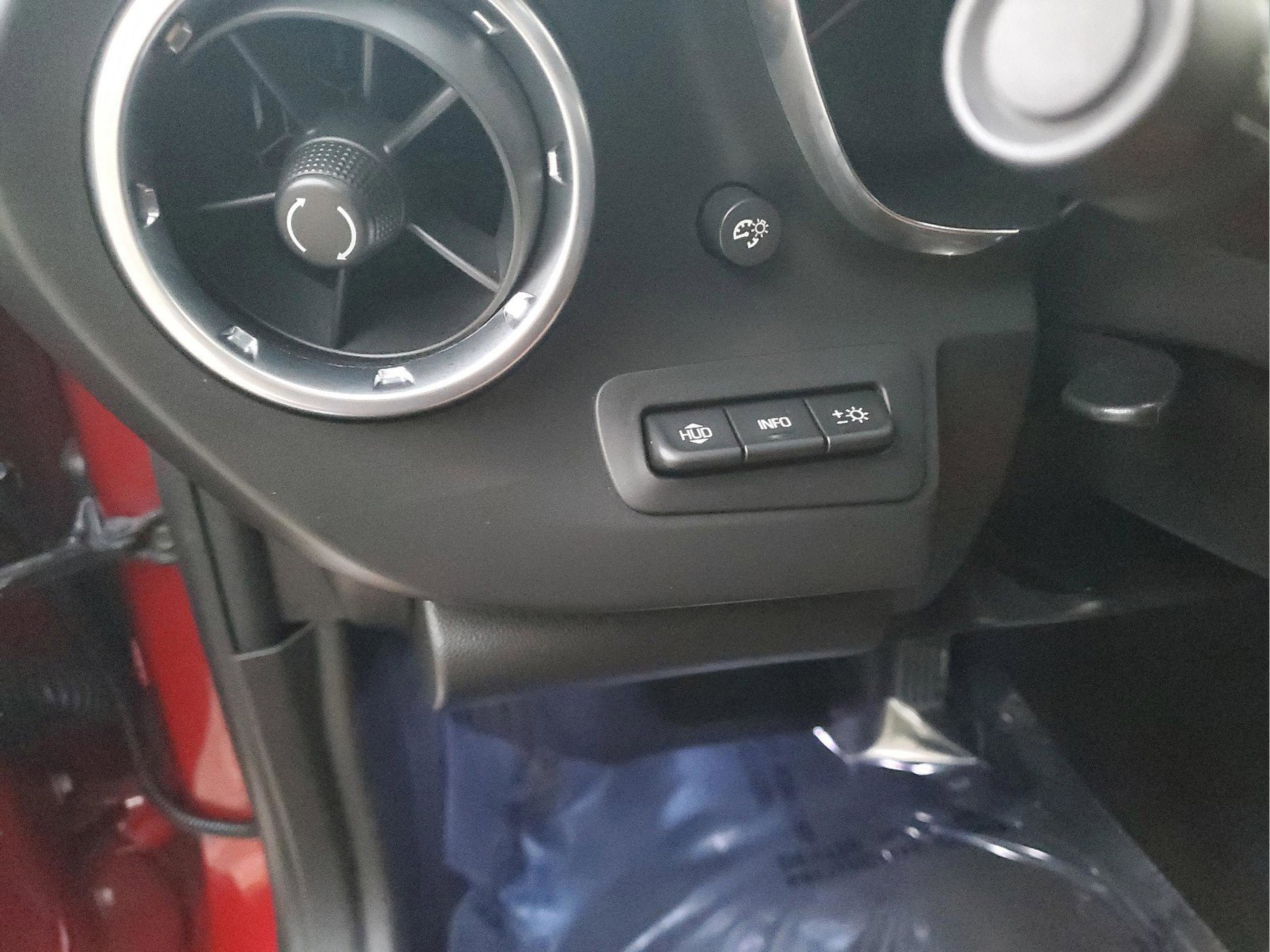 Used 2019 Chevrolet Camaro LT w/ Technology Package image 27