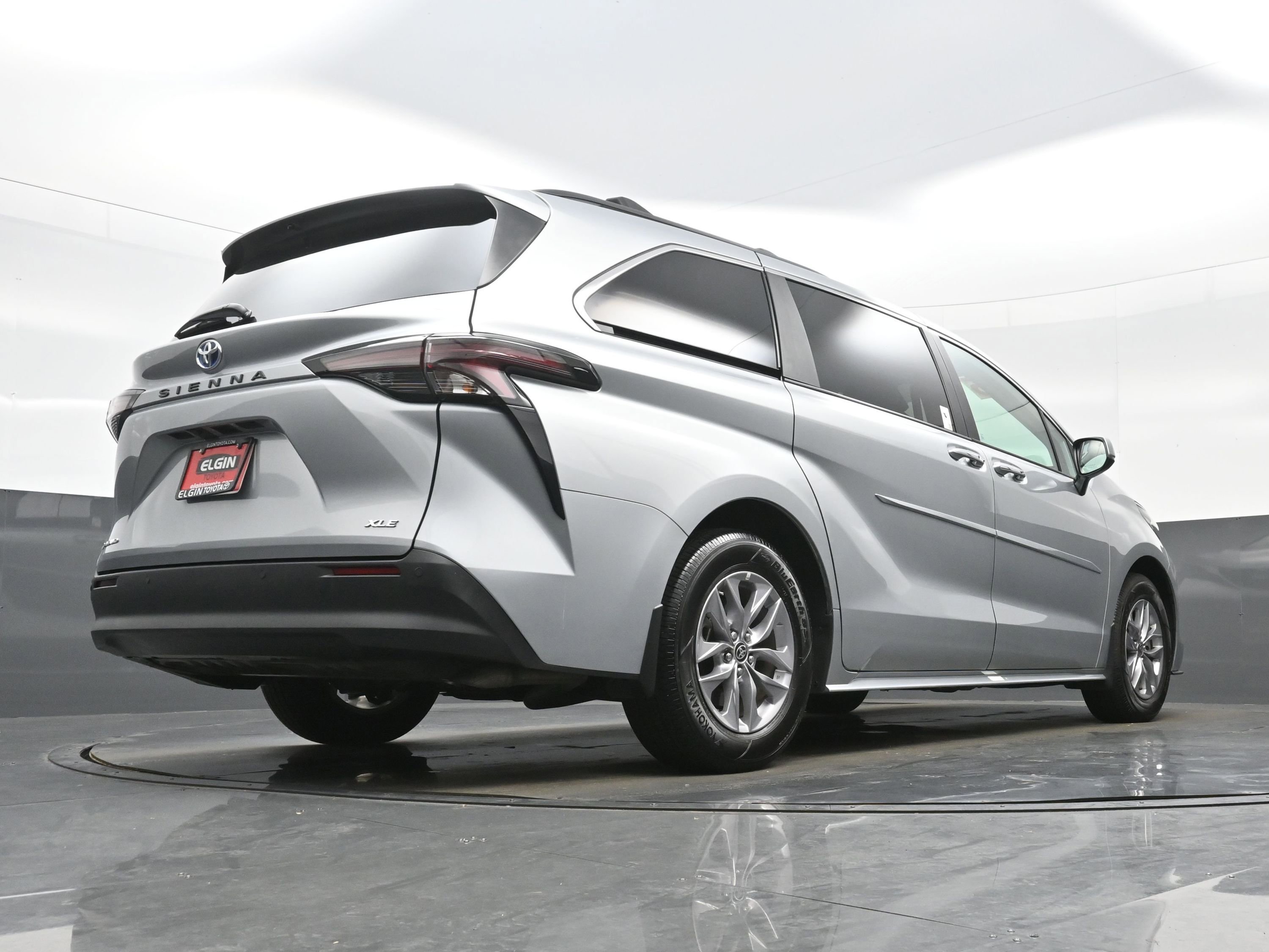 Used 2025 Toyota Sienna XLE w/ XLE Plus Package AWD/4WD image 34