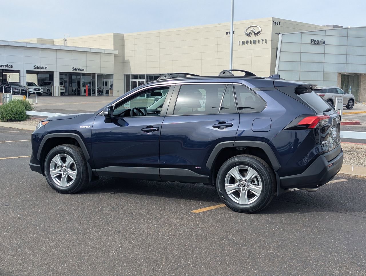 Used 2021 Toyota RAV4 XLE w/ XLE Grade Weather Package image 4