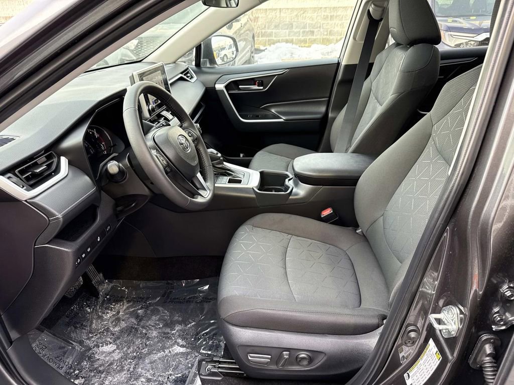 Used 2025 Toyota RAV4 XLE image 25