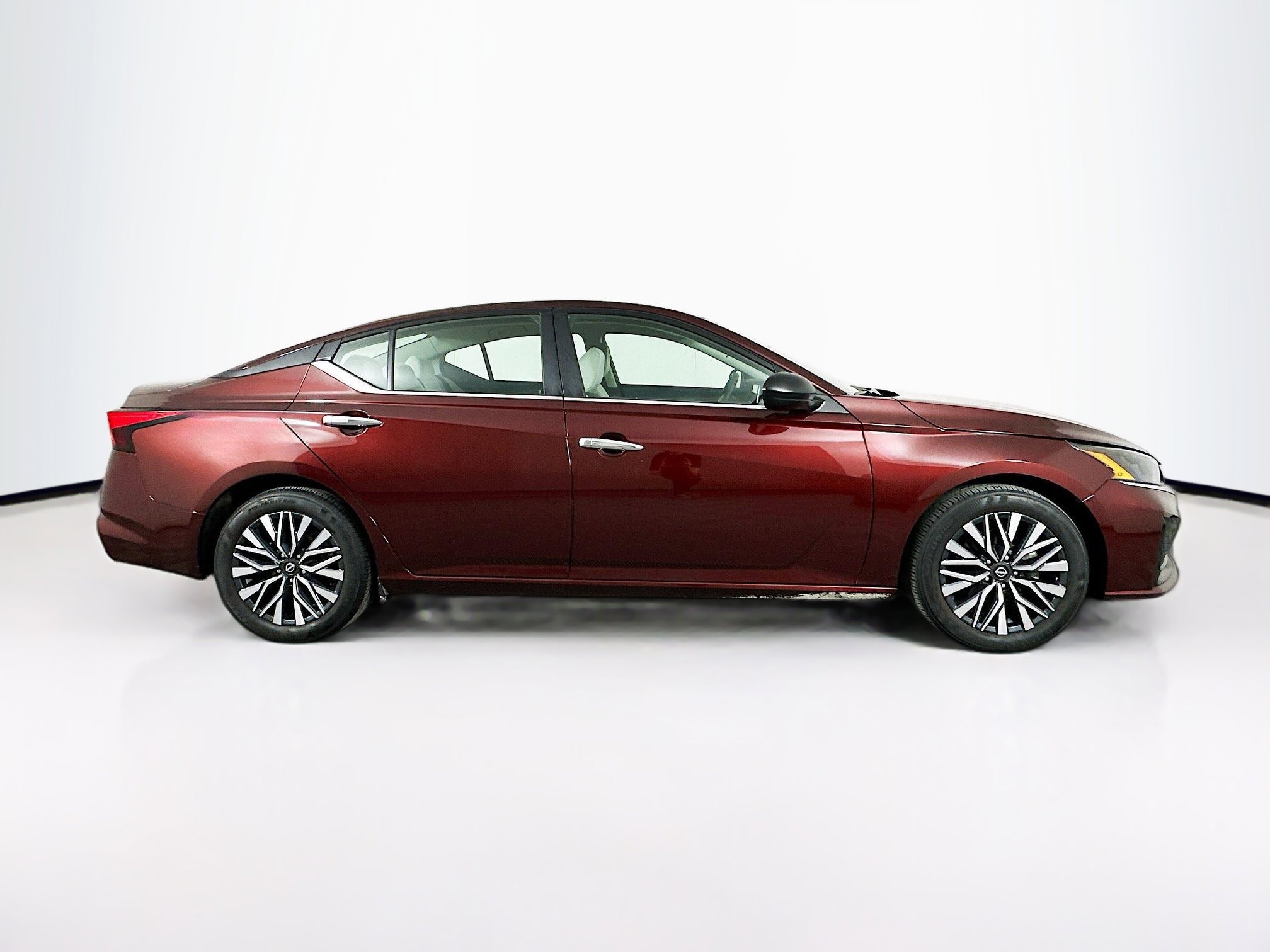 Used 2025 Nissan Altima 2.5 SV image 10