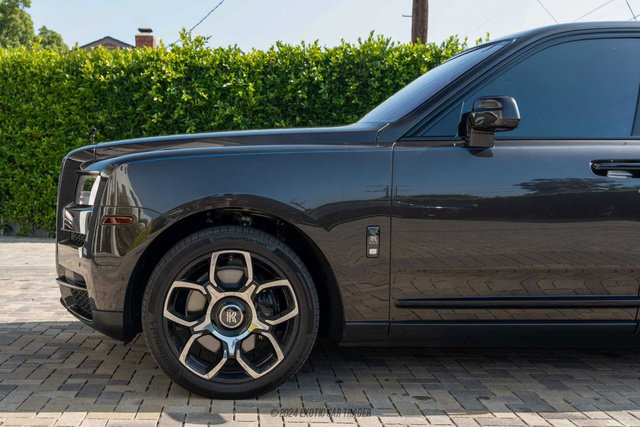 Used 2020 Rolls-Royce Cullinan Black Badge image 4