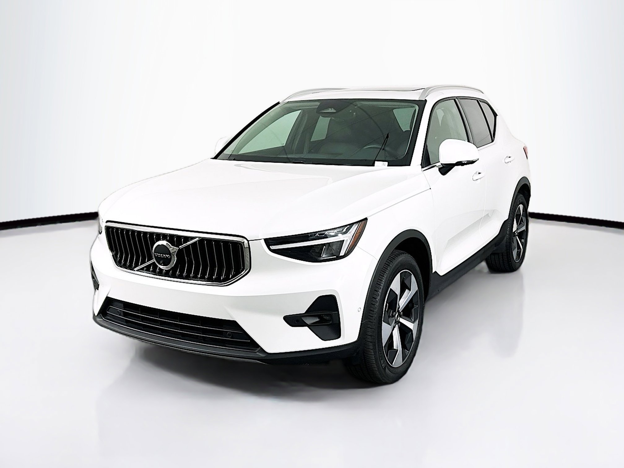 Used 2025 Volvo XC40 B5 Plus AWD/4WD image 3