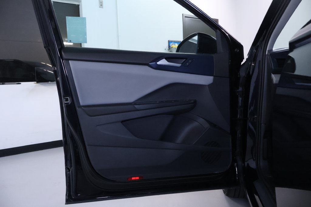 Used 2023 Volkswagen Taos SE w/ Panoramic Sunroof Package AWD/4WD image 13