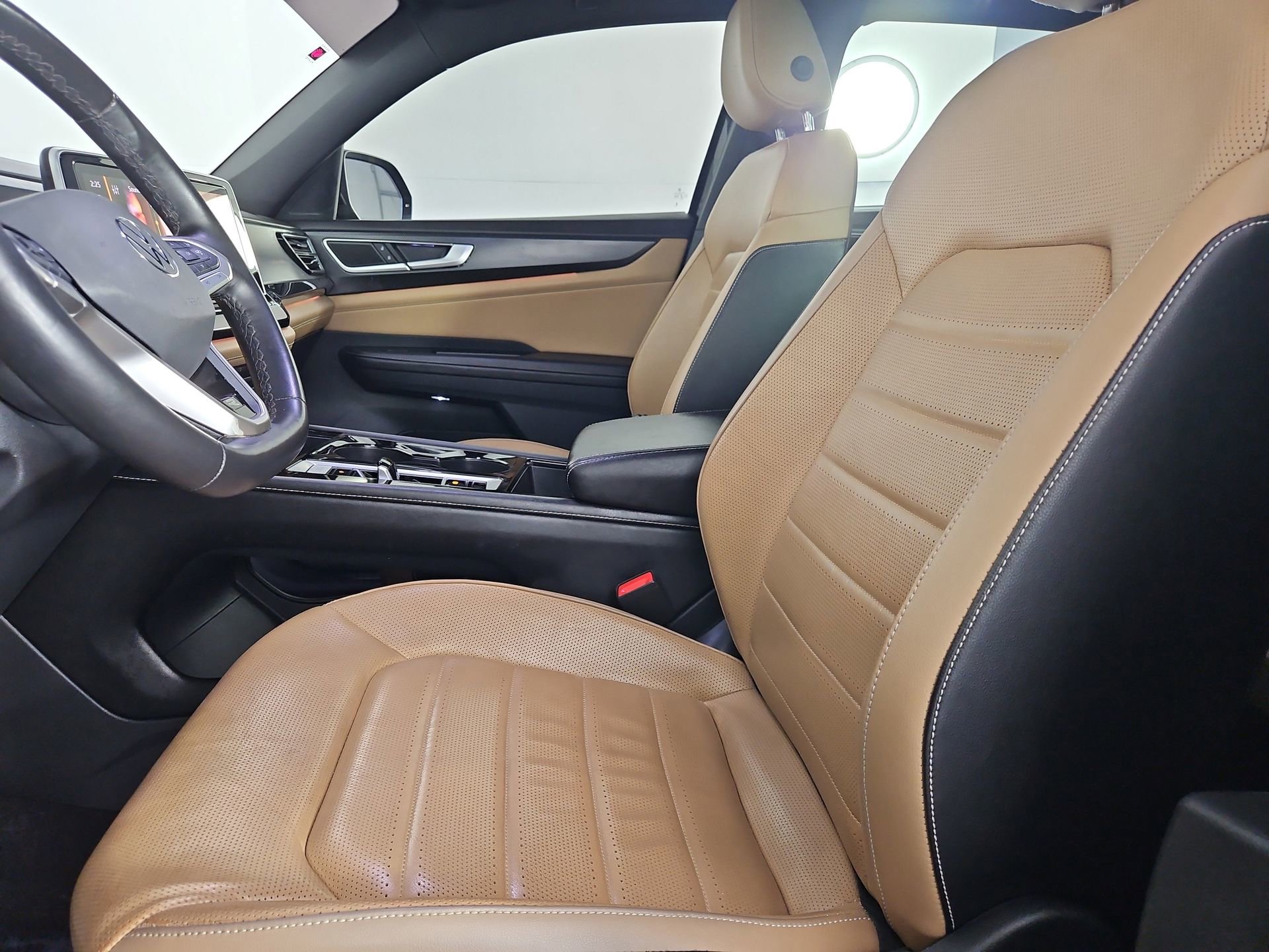 Used 2024 Volkswagen Atlas Cross Sport SEL R-Line AWD/4WD image 16