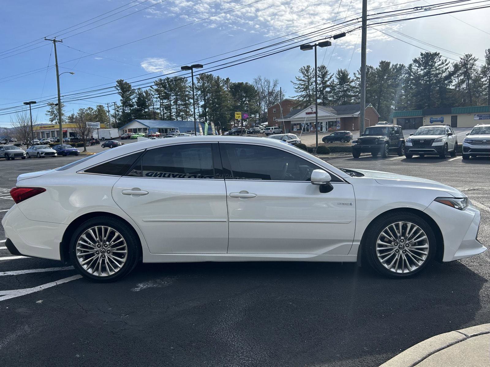 Used 2020 Toyota Avalon Limited image 8