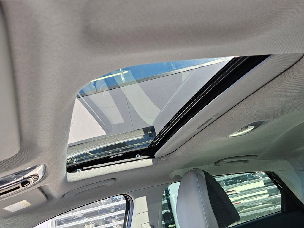 New 2025 Hyundai Elantra Limited image 10